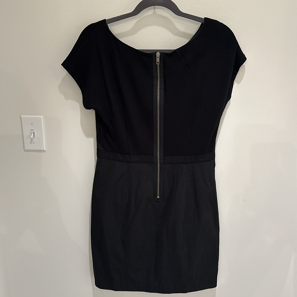 Theory, size 8, black dress with cotton panel, exposed zipper and pockets - Picture 3 of 5